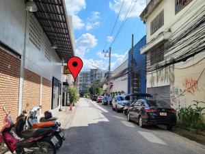 um coração vermelho no lado de uma rua da cidade em Modern Studio in the Centre of Chiang Mai em Chiang Mai