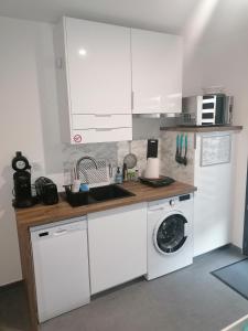 Kuchyň nebo kuchyňský kout v ubytování Studio BLEU, Neuf, classé 3 étoiles, Clim, Wifi, Lave-linge, Lit King Size, au calme et à 800m des plages de Valras Plage