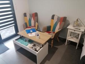 Posezení v ubytování Studio BLEU, Neuf, classé 3 étoiles, Clim, Wifi, Lave-linge, Lit King Size, au calme et à 800m des plages de Valras Plage