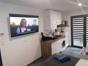 Kuchyň nebo kuchyňský kout v ubytování Studio BLEU, Neuf, classé 3 étoiles, Clim, Wifi, Lave-linge, Lit King Size, au calme et à 800m des plages de Valras Plage + 9 fotografií
