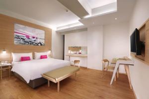 TV a/nebo společenská místnost v ubytování favehotel Palembang
