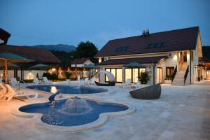 eine Terrasse mit einem Brunnen vor einem Haus in der Unterkunft Villa Magic Sa in Uzdojnice