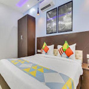 sypialnia z dużym łóżkiem z kolorowymi poduszkami w obiekcie Hotel APJ GRAND w mieście Faridabad