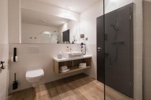 a bathroom with a shower and a toilet and a sink at Eichhorns in Niebüll