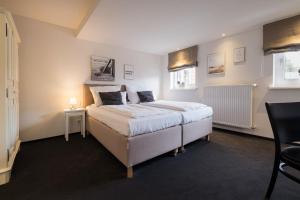 a bedroom with a large white bed in a room at Eichhorns in Niebüll