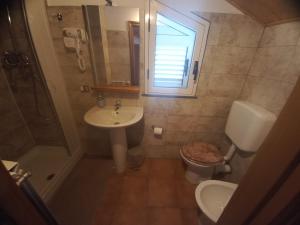 Koupelna v ubytování BB Cesarò Mariolo house