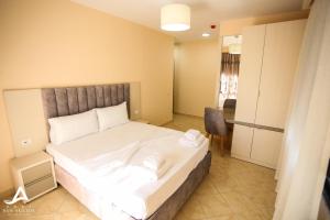 Postel nebo postele na pokoji v ubytování New Akileda Beach Hotel