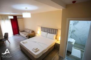 Postel nebo postele na pokoji v ubytování New Akileda Beach Hotel