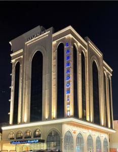 a hilton hotel at night with its lights on at لابرادوريت in Jeddah