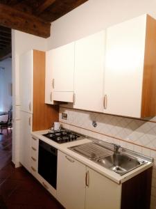 佛羅倫斯的住宿－Historical J&D，厨房配有白色橱柜和水槽