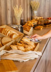 uma linha de buffet com muitos tipos diferentes de pão em Hotel TorreMirona Golf & Spa em Navata