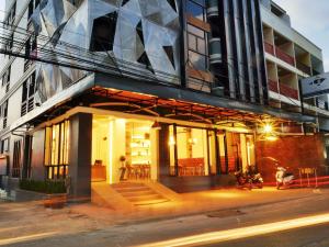 un bâtiment situé sur le côté d'une rue la nuit dans l'établissement Forty Winks Phuket Hotel, à Patong Beach