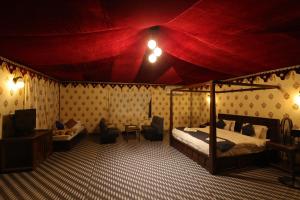 Ліжко або ліжка в номері Serene Aravali Resort, Pushkar