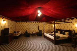 Ліжко або ліжка в номері Serene Aravali Resort, Pushkar