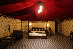 Ліжко або ліжка в номері Serene Aravali Resort, Pushkar