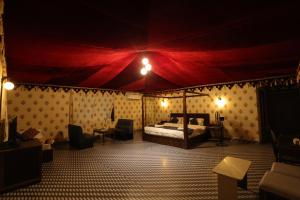 Ліжко або ліжка в номері Serene Aravali Resort, Pushkar
