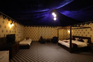 Ліжко або ліжка в номері Serene Aravali Resort, Pushkar