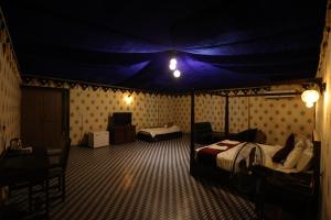 Ліжко або ліжка в номері Serene Aravali Resort, Pushkar