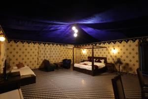 Ліжко або ліжка в номері Serene Aravali Resort, Pushkar