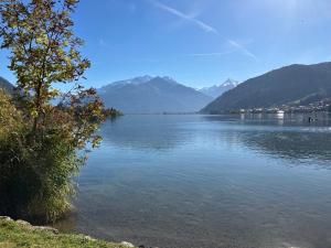 a view of a lake with mountains in the background at Appartement Imbachhorn in Zell am See