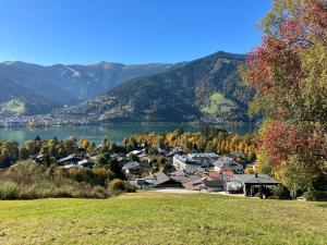 een stad aan de oever van een meer met bergen bij Appartement Imbachhorn in Zell am See
