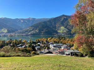 a town on the shore of a lake with mountains at Appartement Imbachhorn in Zell am See