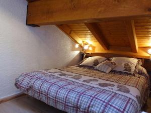 a bed in a room with a wooden ceiling at Duplex 2 Chambres, Piscine, Proche Remontées mécaniques, 6 pers - FR-1-342-194 in Arêches
