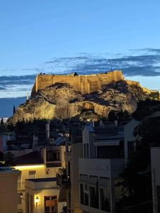 アテネにあるElia Apartmentsの海と建物のある山の景色