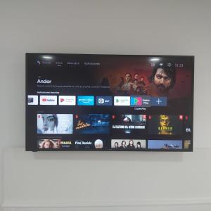 Una pantalla de televisión que muestra la página de inicio de una película. en CASA MANUEL - SANTA MARTA COMPLEX, en Costa del Silencio 20 fotos más