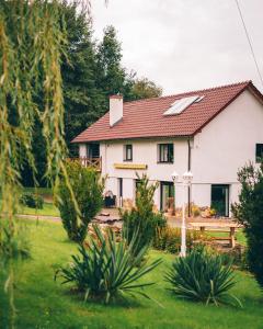 a white house with a red roof at Lipolas-slowlife&guesthouse in Jurków