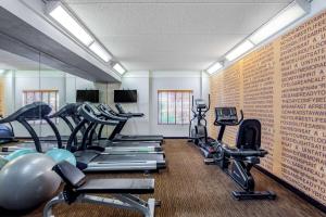 einen Fitnessraum mit Laufbändern und Crosstrainern in der Unterkunft La Quinta by Wyndham Fremont / Silicon Valley in Fremont