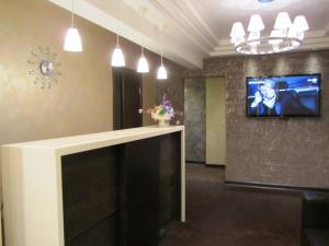 モスクワにあるDuet-Hotelの壁にテレビとカウンターが備わる部屋