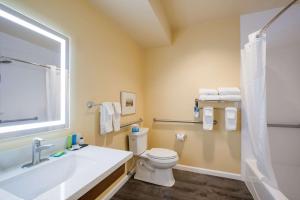 baño con aseo y lavabo y ventana en Inn at Port Gardner-Everett Waterfront, Ascend Hotel Collection, en Everett