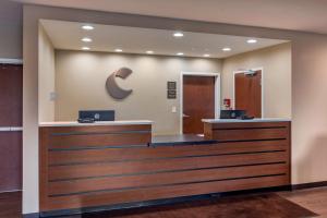 um hall de entrada de um hospital com um sinal de c na parede em Comfort Inn & Suites em Charlottesville