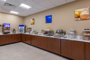 una sala de espera con un mostrador con máquinas en Comfort Inn & Suites, en Charlottesville