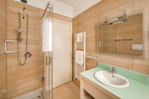 Koupelna v ubytování Hotel Cora + 26 fotografií