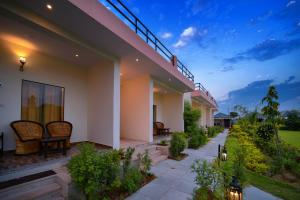 un patio di una casa con sedie e piante di Ranthambore Nature Camp Resort a Sawai Madhopur