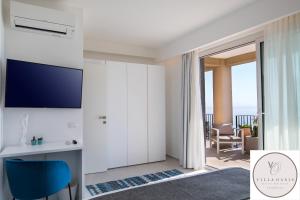 TV a/nebo společenská místnost v ubytování Taormina Waterfront Penthouse - PRESIDENTIAL
