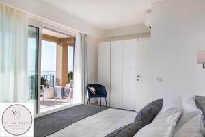 Postel nebo postele na pokoji v ubytování Taormina Waterfront Penthouse - PRESIDENTIAL