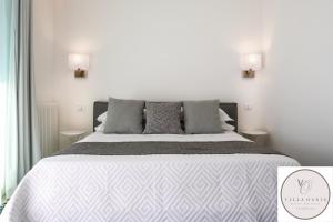 Postel nebo postele na pokoji v ubytování Taormina Waterfront Penthouse - PRESIDENTIAL