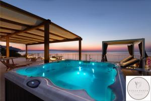 Bazén v ubytování Taormina Waterfront Penthouse - PRESIDENTIAL nebo v jeho okolí