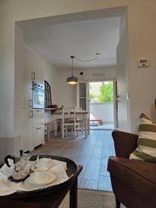 un soggiorno con tavolo e divano di Il Cortiletto - Suites & Apartments a Pistoia