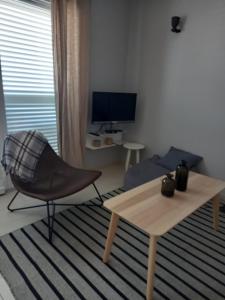 un soggiorno con tavolo e sedia di Sea Salt Apartment a Novalja (Novaglia)