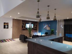un grand salon avec un mur bleu dans l'établissement Splendide Villa Safari avec piscine, à Tamraght Ouzdar