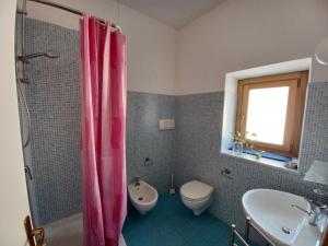 メルフィにあるalloggio Ronca Battistaのピンクのシャワーカーテンとトイレ付きのバスルーム