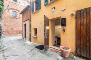 an entrance to a building with a toilet outside at Vicolo Curtatone 30 in Foiano della Chiana