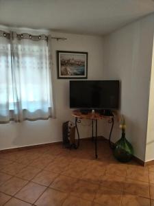 een woonkamer met een flatscreen-tv en een tafel bij Villa Lucky in Brtonigla