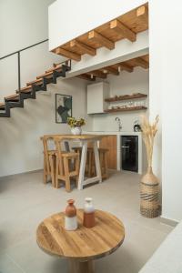 eine Küche und ein Esszimmer mit einem Tisch und einer Treppe in der Unterkunft Triantafilia Guesthouse in Agio Apóstoloi