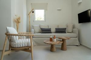 ein Wohnzimmer mit einem Sofa und einem Tisch in der Unterkunft Triantafilia Guesthouse in Agio Apóstoloi