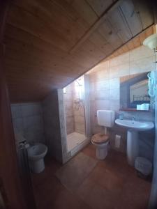 Koupelna v ubytování BB Cesarò Mariolo house